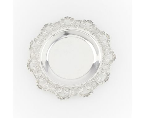 900 silver platter with a plain body. The rim featuring a repeated motif of two lions, one on either side of a seal, facing e