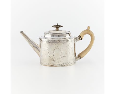 William Plummer, London, England. Sterling silver Georgian teapot with a wooden handle, 1821. Sterling lion passant, date mar