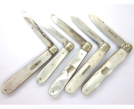 Five hallmarked silver blade mother of pearl handle fruit knives, maker WN, combined 8g. P&amp;P Group 1 (£14+VAT for the fir