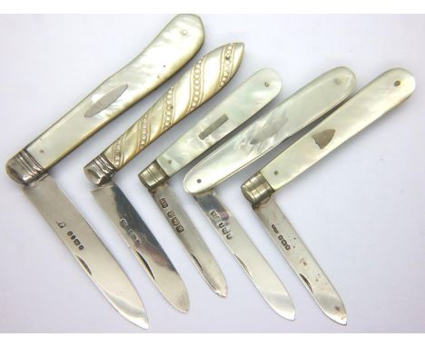 Five hallmarked silver blade mother of pearl handle fruit knives, mixed makers, combined 10g. P&amp;P Group 1 (£14+VAT for th