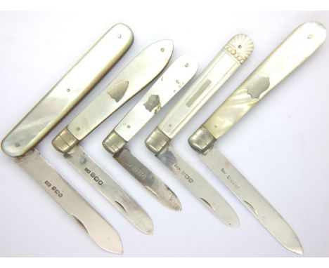 Five hallmarked silver blade mother of pearl handle fruit knives, maker WN. P&amp;P Group 1 (£14+VAT for the first lot and £1