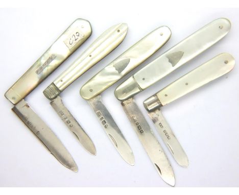 Five hallmarked silver blade mother of pearl handle fruit knives, maker WN. P&amp;P Group 1 (£14+VAT for the first lot and £1
