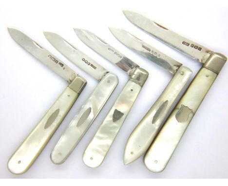 Five hallmarked silver blade mother of pearl handle fruit knives, mixed makers. P&amp;P Group 1 (£14+VAT for the first lot an