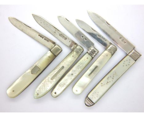 Five hallmarked silver blade mother of pearl handle fruit knives, mixed makers. P&amp;P Group 1 (£14+VAT for the first lot an