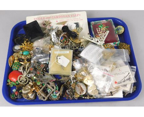 Various brooches, to include enamel apple, jet style brooch, Victorian and Edwardian style brooches, various stone set etc. (