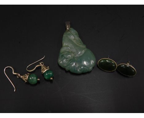 Various green jade jewellery, to include a pendant, with silver mount, 4cm high, a pair of oval stud earrings, and a pair of 