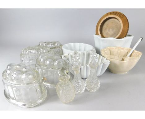 Miscellaneous items of kitchenalia, to include ceramic enamel and glass jelly moulds, butter dish etc.