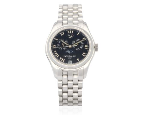 Patek Philippe. A fine 18K white gold automatic annual calendar bracelet watch with moon phase and power reserve indicationRe