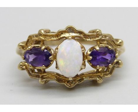 A 9ct gold ring set with two amethysts and an opal, 2.4g, M 