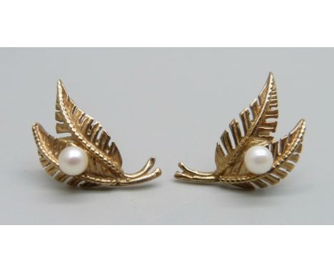 A pair of 9ct gold and pearl stud earrings, 2.2g 