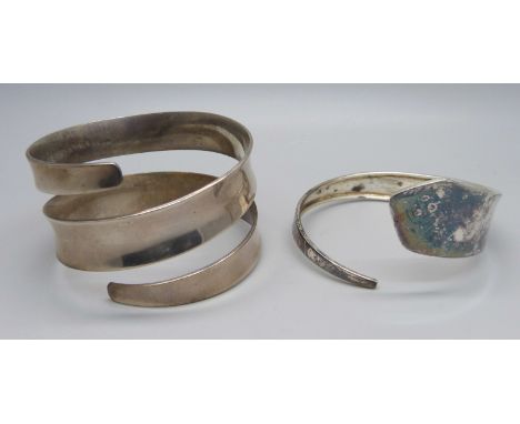 A silver bangle, 16g and an unmarked white metal bangle, 69g 