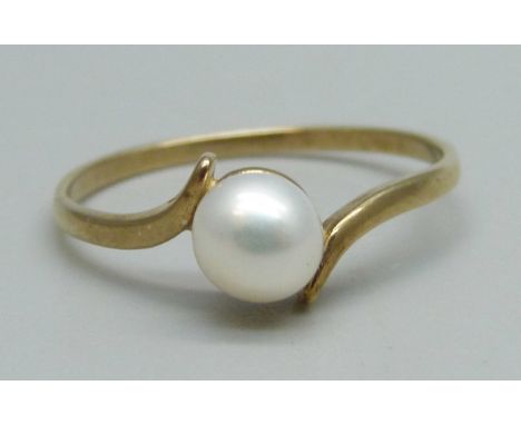 A 9ct gold ring set with a pearl, 1.2g, N 