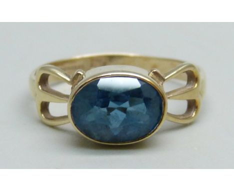 A 9ct gold ring set with an oval topaz, 1.8g, L 