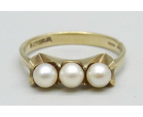 A 9ct gold ring set with three pearls, 2.2g, N 