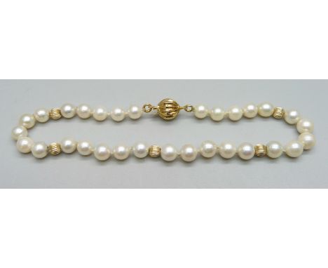 A pearl bracelet with a gold clasp marked 14k, and gold beads, 7g, approximately 20.5cm 