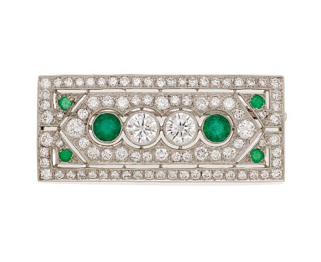 SMARAGD-DIAMANT-BROSCHE. Datierung: Um 1950. Material: Platin, getestet. Gesamtgewicht: ca. 11,0 g. Maße: 2,0 x 4,6 cm. Diama