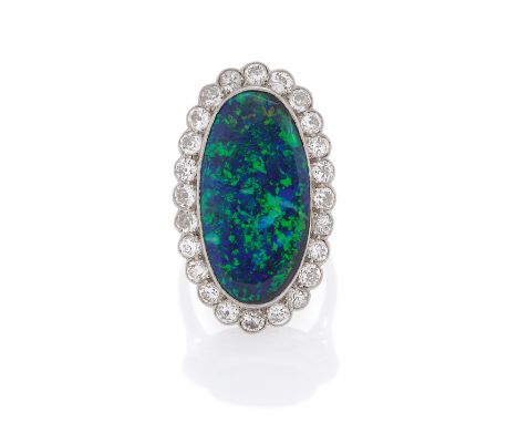 OPAL-DIAMANT-RING. Datierung: Um 1910. Material: Platin, Punze. Gesamtgewicht: ca. 7,5 g. EU-RM: 53. Diamanten: 24 Diamanten 