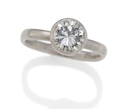 SOLITAIRE-RING. Material: 950/- Platin, Punze. Gesamtgewicht: ca. 5,5 g. EU-RM: 55. Diamanten: 1 Brillant ca. 1,3 ct., K/VS2.