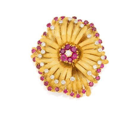 RUBIN-DIAMANT-BROSCHE. Material: 750/- Gelb- und Weißgold, getestet. Gesamtgewicht: ca. 32,5 g. Maße: Ca. 4,6 x 4,0 cm. Diama