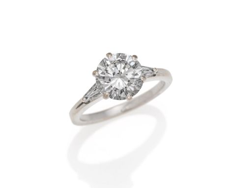 SOLITAIRE-RING. Herkunft: Deutschland. Datierung: Um 1980. Material: 750/- Weißgold, Punze. Gesamtgewicht: ca. 4,5 g. EU-RM: 