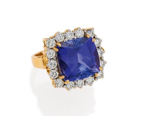 TANSANIT-RING. Herkunft: Deutschland. Material: 585/- Gelbgold, Punze. Gesamtgewicht: ca. 12,5 g. EU-RM: 58. Diamanten: 16 Br