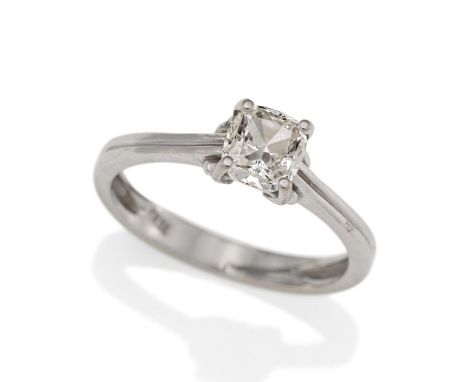 SOLITAIRE-RING. Material: 750/- Weißgold, Punze. Gesamtgewicht: ca. 3,0 g. EU-RM: 55. Diamanten: 1 Diamant im Kissen-Schliff 