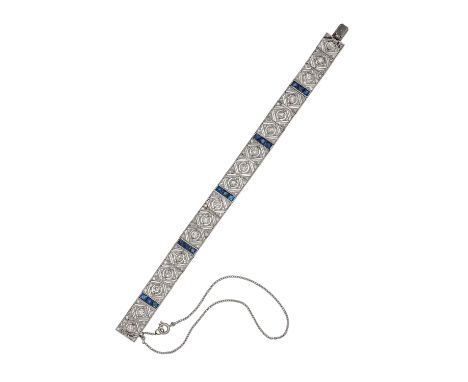 SAPHIR-DIAMANT-ARMBAND. Datierung: Um 1920. Material: Platin, getestet. Gesamtgewicht: ca. 31,0 g. Maße: Länge 18,0 cm. Diama