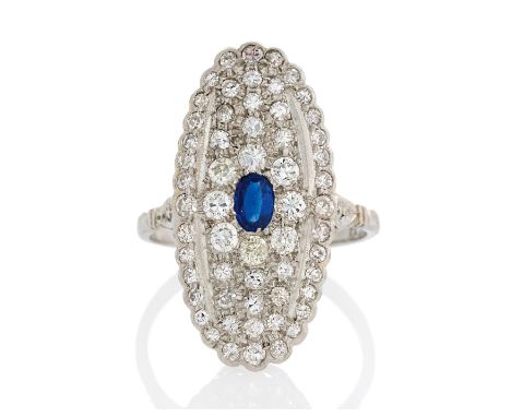 SAPHIR-DIAMANT-RING. Datierung: Um 1920. Material: Platin, Punze. Gesamtgewicht: ca. 5,0 g. EU-RM: 54. Diamanten: Ca. 60 klei