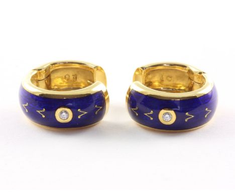 Paar Creolen, 750/ooo Gelbgold, besetzt mit zwei Diamanten von zusammen ca. 0,04 ct., tw - if, kobaltblaues Emaille, Dm 1,5, 
