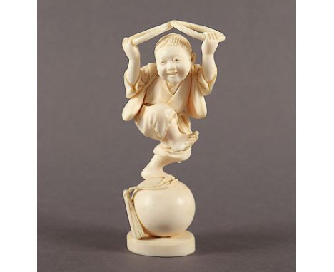 Okimono "Akrobat", Elfenbein geschnitzt, auf einem Ball balancierend und zwei Ringe in der Hand haltend, H 11, Japan, A.20.Jh