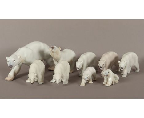 neun Eisbären, naturalistisch staffiert, variierende Größen, Darstellungen und Entwerfer, H bis 14, einer an einem Ohr best.,
