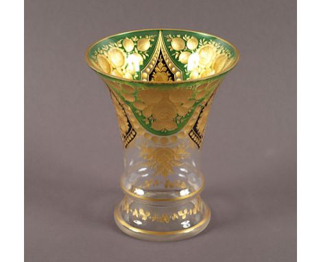 Vase, farbloses Glas, geschliffen, partiell grün gebeizt, schwarzlotgrundiert und goldstaffiert, ber., H 15,5, Lobmeyr, um 19