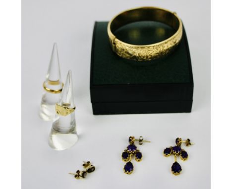 A collection of jewellery, comprising 22ct gold wedding ring (3g), a 9ct gold signet ring (1.9g), a scroll engraved hinged ba