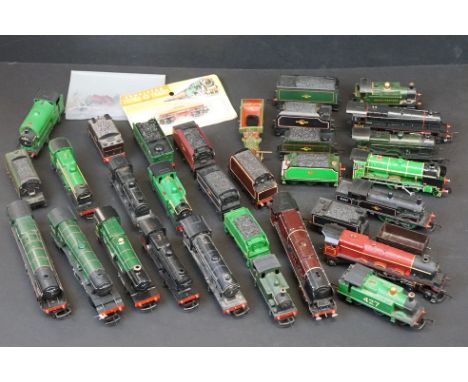 18 OO gauge locomotives to include Triang Albert Hall, Hornby Triang R850 Flying Scotsman, Triang Britannia etc plus a carded
