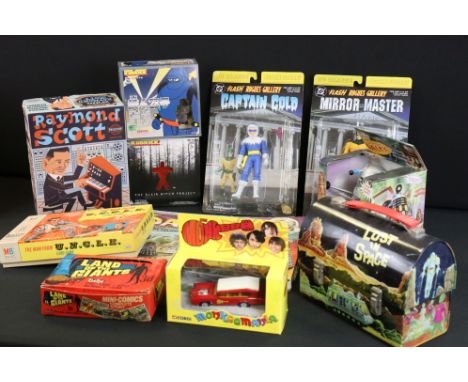 Collection of TV Related figures and collectibles to include 2 x carded DC Direct The Flash Rouges Gallary figures (Captain C