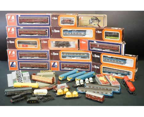26 Lima OO gauge items of rolling stock (with 13 x boxes) plus a boxed Lima 2843 0-6-0 locomotive and 2 x Lima Diesel locos, 