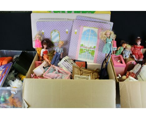 Collection of fashion dolls &amp; accessories to include a Palitoy Pippa doll, 1970s Topper Dawn doll, Sindy doll and a large