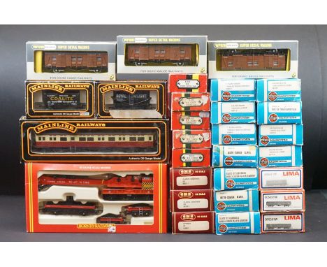 26 Boxed OO gauge items of rolling stock to include 14 x Airfix, 6 x Hornby, 3 x Wrenn Super Detail, and 3 x Lima featuring H