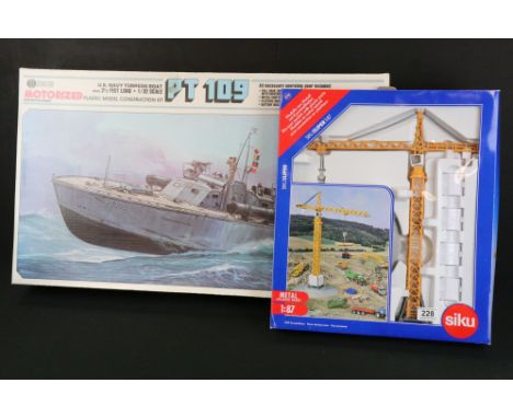 Boxed Lindberg U.S. Navy Torpedo Boat 1/32 scale motorised plastic model kit (no. 812, partially built), plus a boxed Siku Su