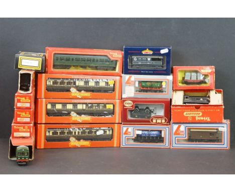 Two boxed Triang OO gauge locomotives to include R152 0-6-0 Diesel Shunter (Electric) and R157 Diesel Railcar plus 15 x boxed