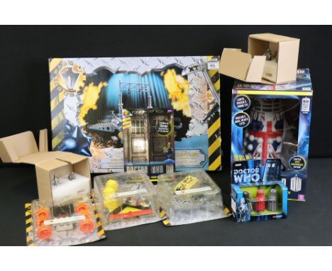 Doctor Who &amp; Robot Wars - Boxed Logistix Robot Wars The Gauntlet with 3 x carded Robot figures plus a boxed Character Doc