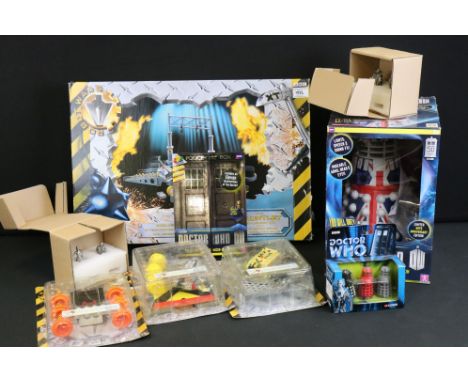 Doctor Who &amp; Robot Wars - Boxed Logistix Robot Wars The Gauntlet with 3 x carded Robot figures plus a boxed Character Doc