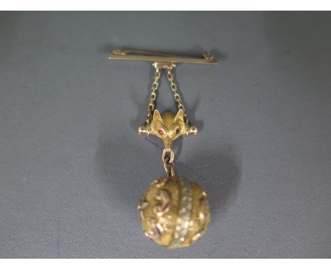 A gold bar brooch with a Foxes head suspended below bar and a globe suspended below foxCondition report: Good condition 