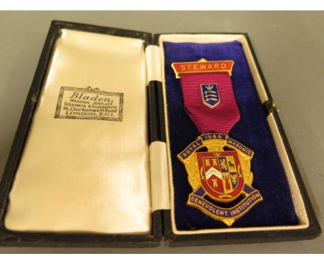 A Royal Masonic benevolent institution Stewards medal from 1966, enamel and gilt metalCondition report: In good condition, ca