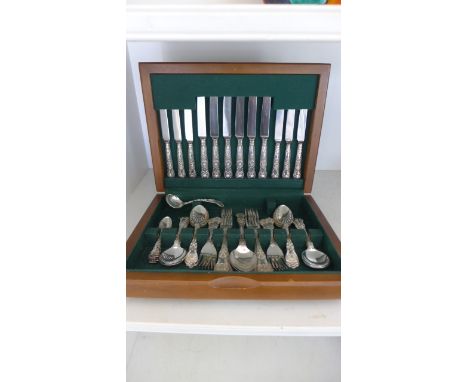 A boxed Sterling canteen of silver cutlery - Kings pattern matched set of 44 pieces - hallmarked Sheffield 1977/78 - with tea