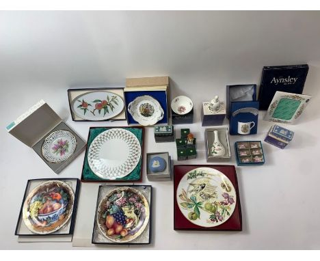 A collection of 20th century collectable ceramics including Spode, Worcester, Wedgwood, Aynsley and others 