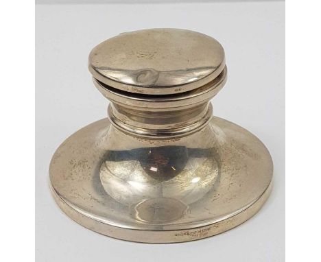 A silver capstan inkwell, W I Broadway &amp; Co, Birmingham, 1996, 5.5cm high,198.72g gross (filled)