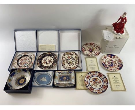 A collection of 20th century collectable ceramic plates to include Royal Worcester, Wedgwood, Mason's Ironstone and others