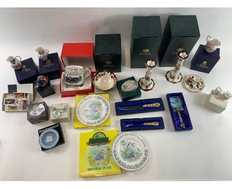 A collection of 20th century collectable ceramics including Mason's Ironstone, Royal Worcester, Spode, Wedgwood and others, a