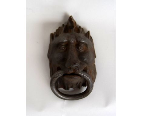 A cast iron door knocker in the form of a lion mask, with ring knocker in mouth, 19cm